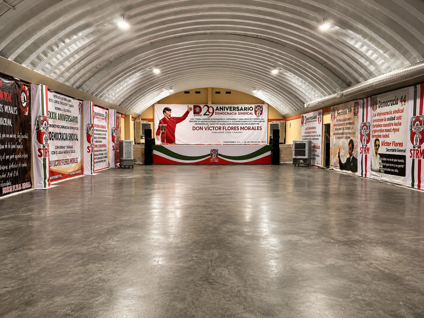 Interior de nave con cubierta en arco, piso pulido y acabados terminados